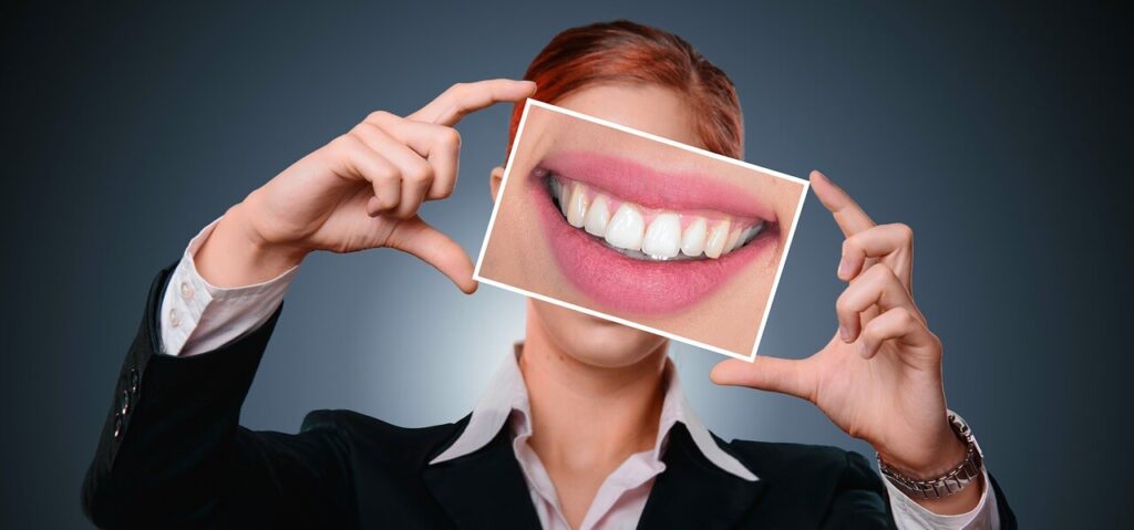 vrouw met foto van witte tanden voor hoofd