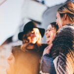 3 vrouwen praten en lachen met elkaar