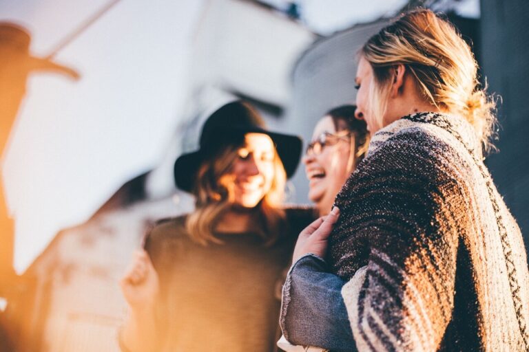 3 vrouwen praten en lachen met elkaar